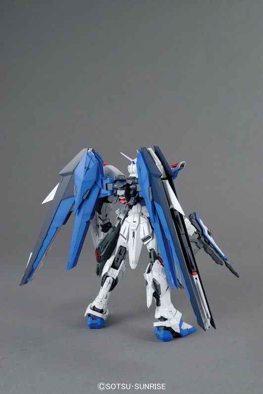 Bandai 1/100 MG Freedom Gundam Ver.2.0