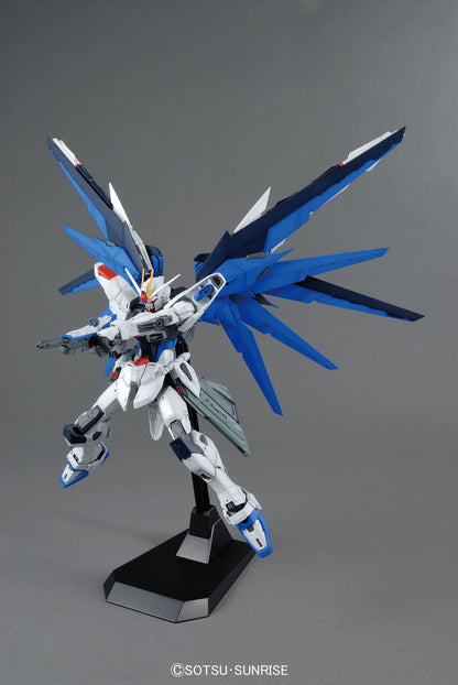 Bandai 1/100 MG Freedom Gundam Ver.2.0