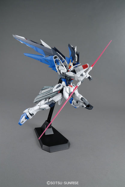 Bandai 1/100 MG Freedom Gundam Ver.2.0