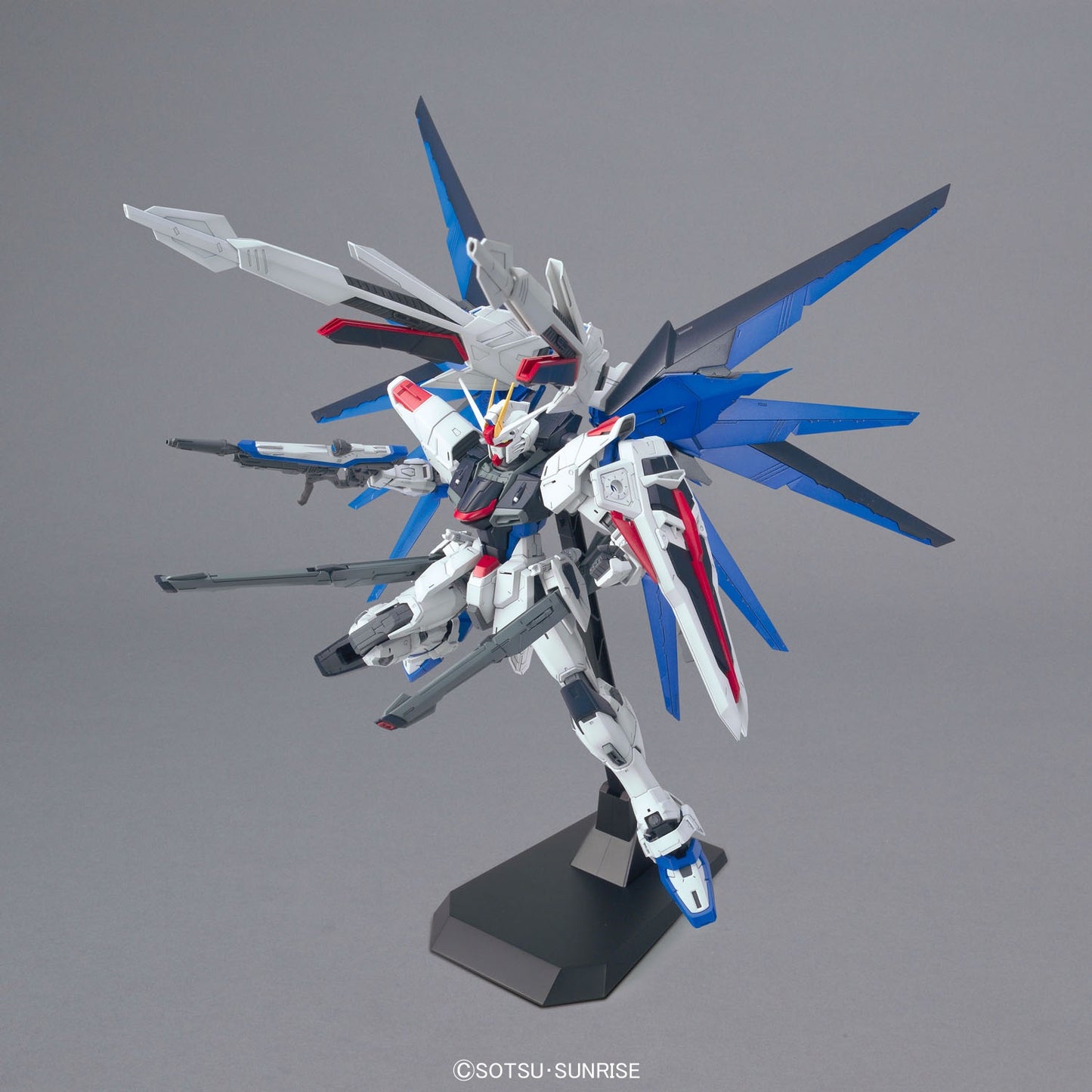 Bandai 1/100 MG Freedom Gundam Ver.2.0