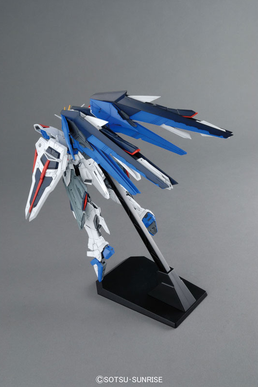 Bandai 1/100 MG Freedom Gundam Ver.2.0