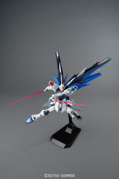 Bandai 1/100 MG Freedom Gundam Ver.2.0